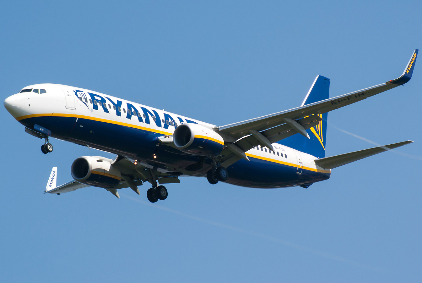 EI-FIH · Boeing 737-8AS(WL) · (OPO / LPPR)