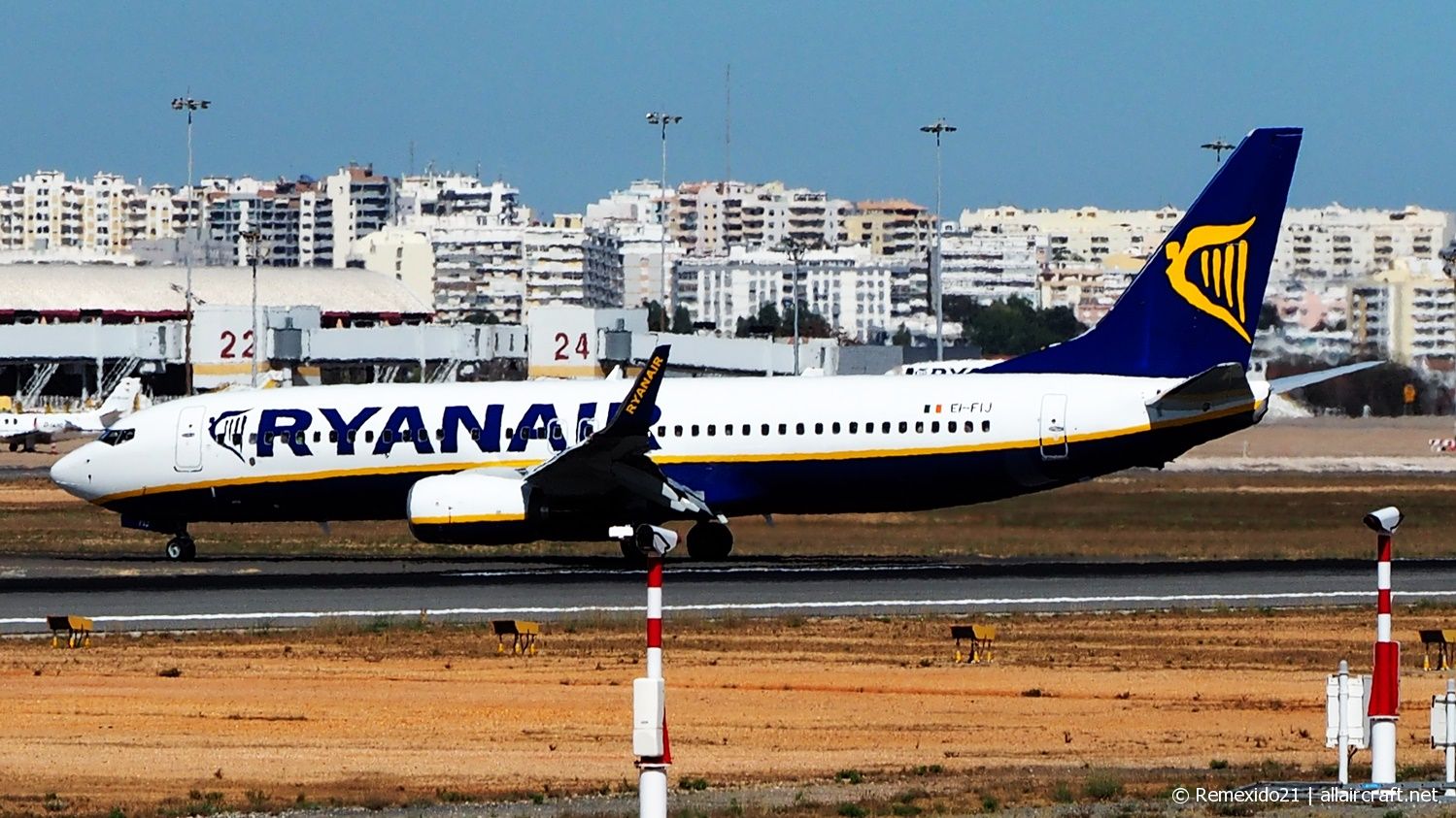 EI-FIJ (44699) 2015 Boeing 737-8AS(WL)