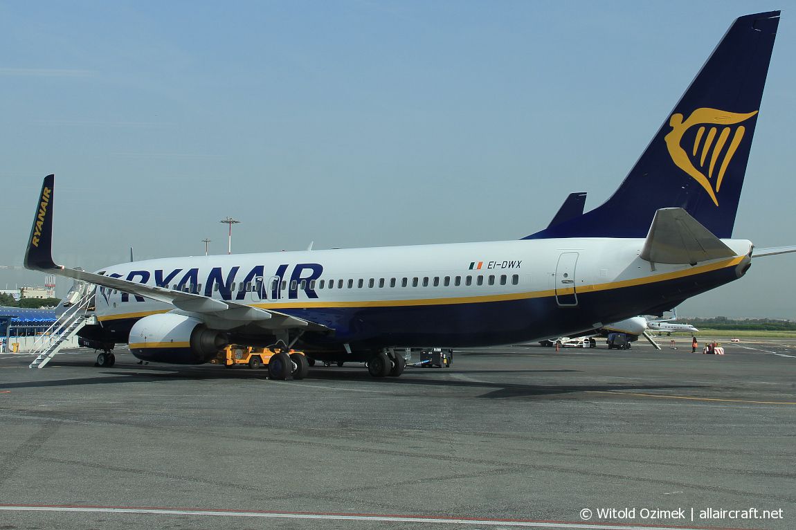 EI-DWX (33630) 2008 Boeing 737-8AS(WL)