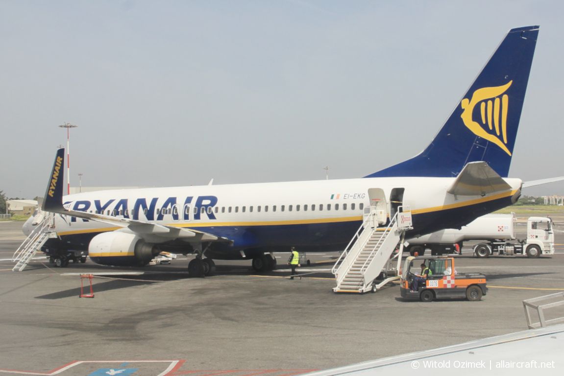 EI-EKG (35021) 2010 Boeing 737-8AS(WL)