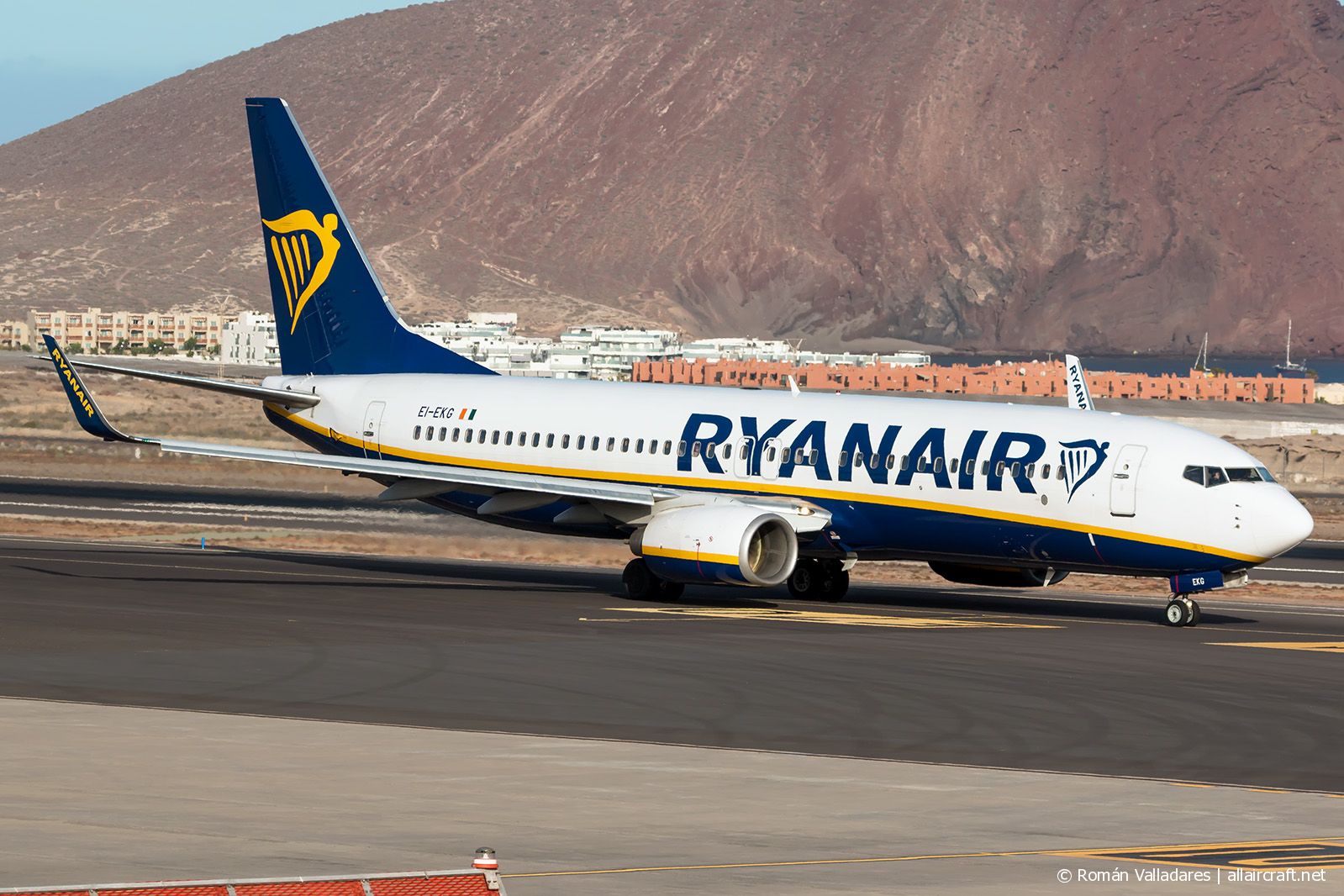 EI-EKG · Boeing 737-8AS(WL) · (TFS / GCTS)