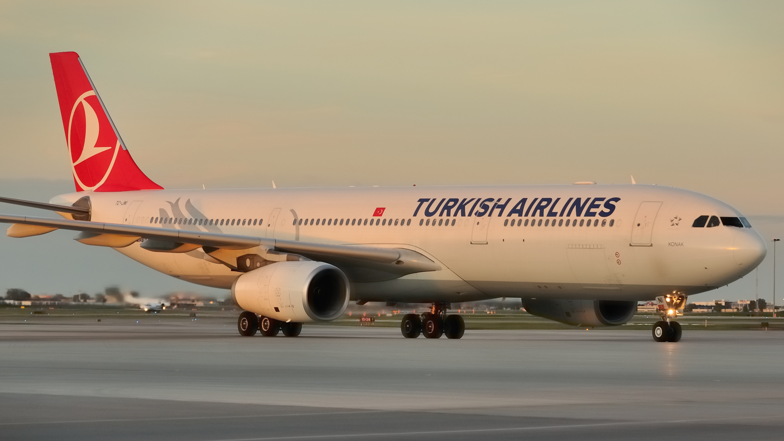 TC-JNI · Airbus A330-343 · (YUL / CYUL)