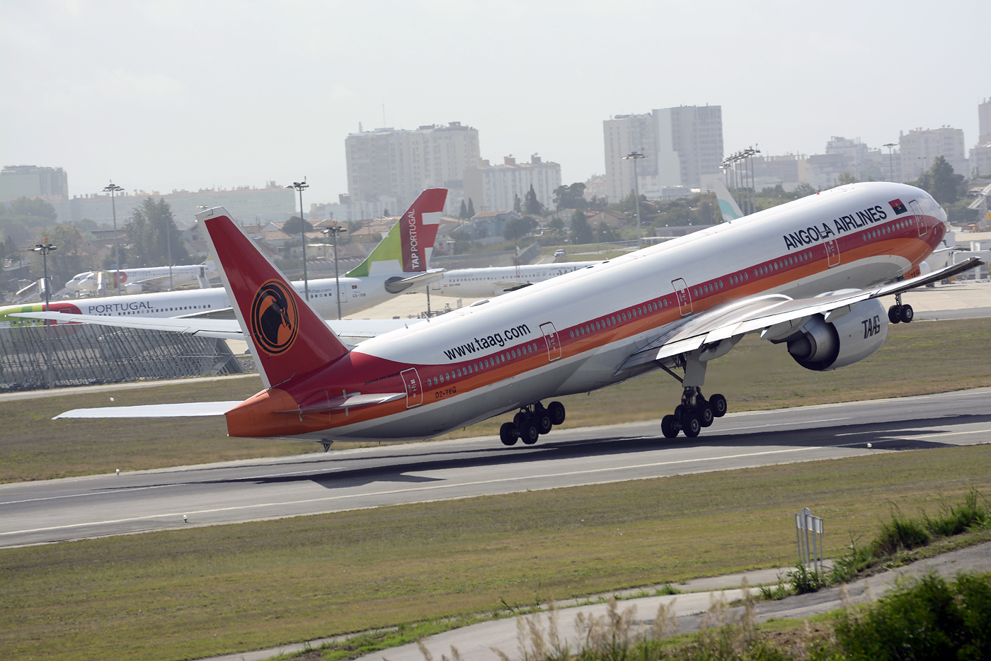 D2-TEG · Boeing 777-3M2/ER · (LIS / LPPT)