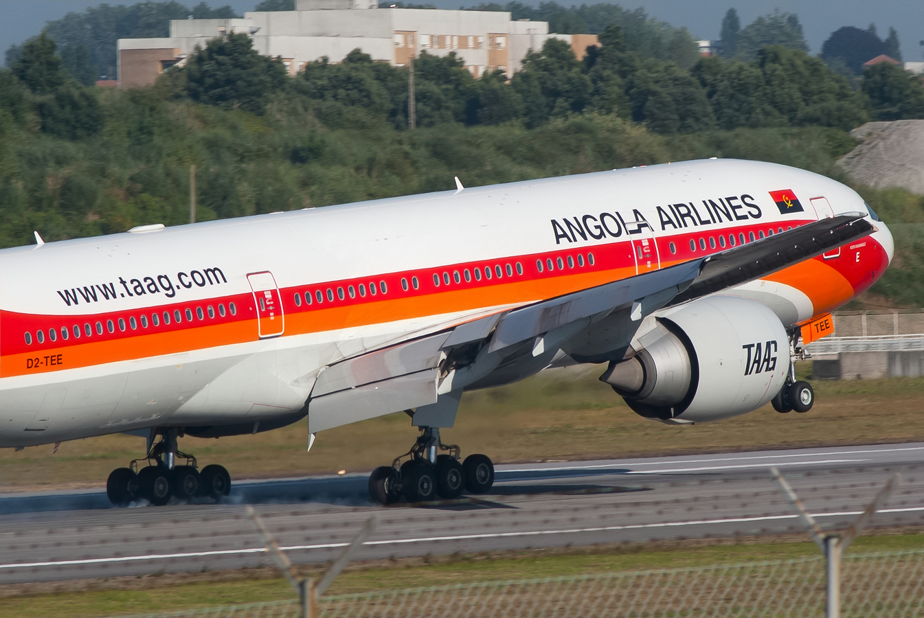 D2-TED · Boeing 777-2M2/ER · (OPO / LPPR)