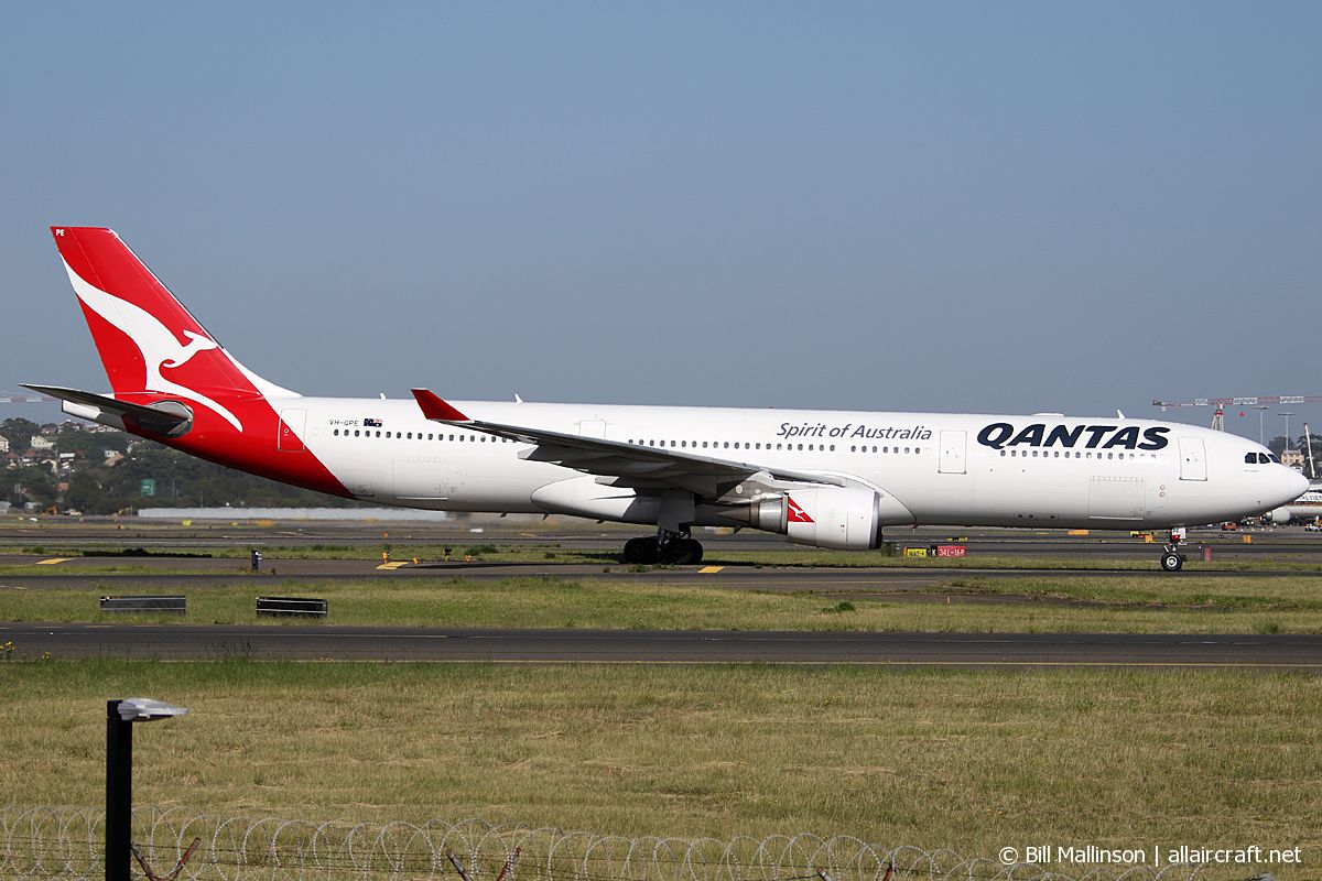 VH-QPE (593) 2004 Airbus A330-303