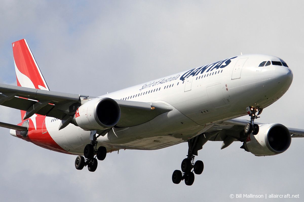 VH-EBF · Airbus A330-202 · (SYD / YSSY)