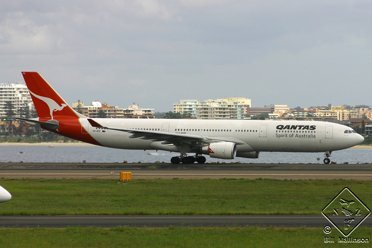 VH-QPE · Airbus A330-303 · (SYD / YSSY)