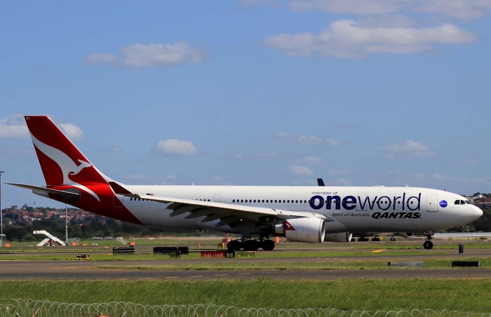 VH-EBV · Airbus A330-203 · (SYD / YSSY)