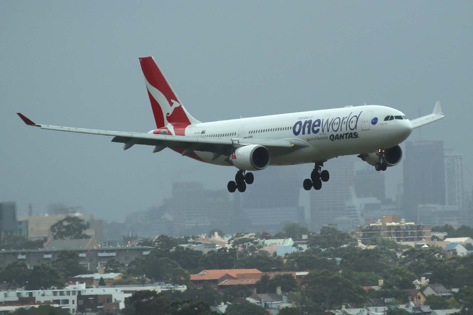 VH-EBV · Airbus A330-203 · (SYD / YSSY)