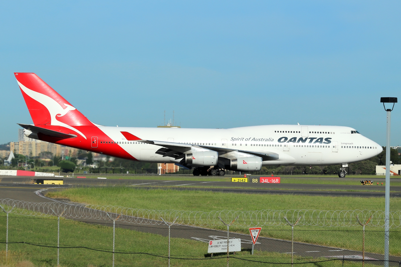 VH-OJU · Boeing 747-438 · (SYD / YSSY)