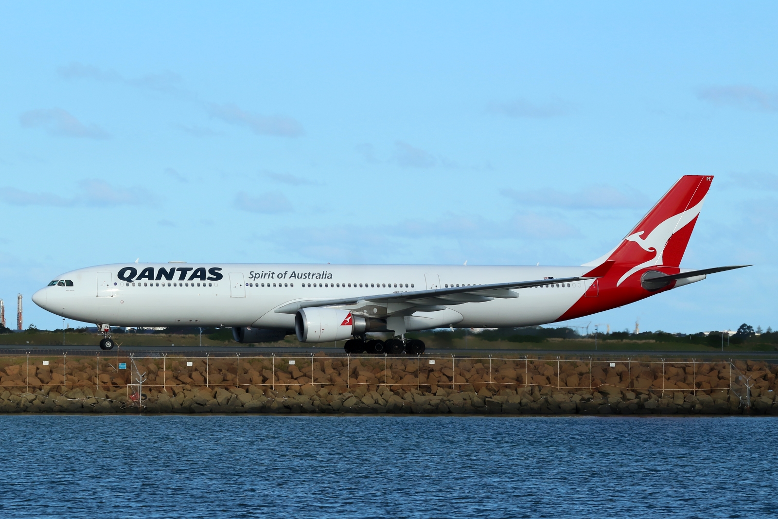 VH-QPE · Airbus A330-303 · (SYD / YSSY)