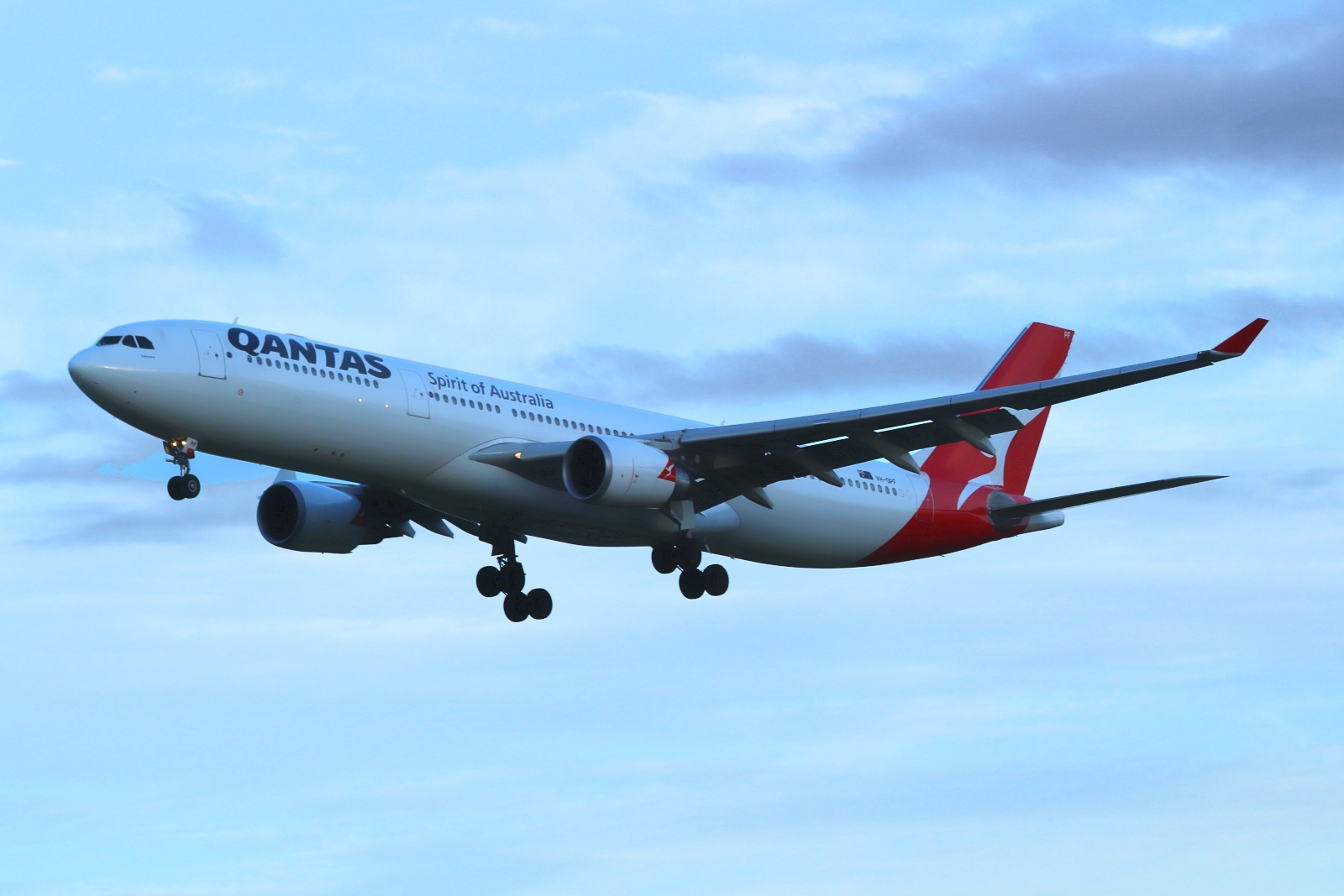 VH-QPF · Airbus A330-303 · (SYD / YSSY)