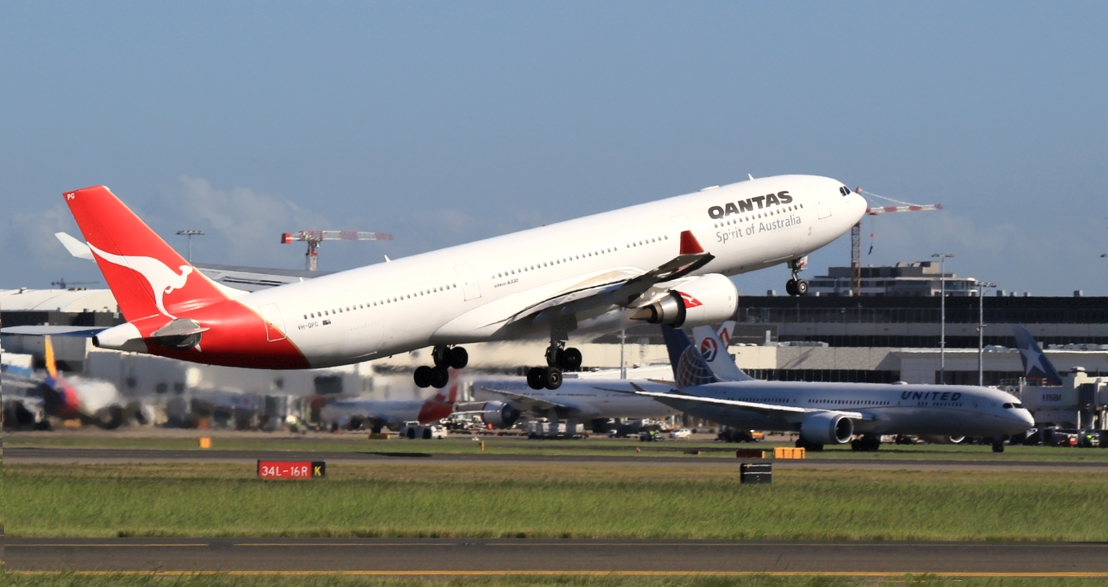 VH-QPG (603) 2004 Airbus A330-303