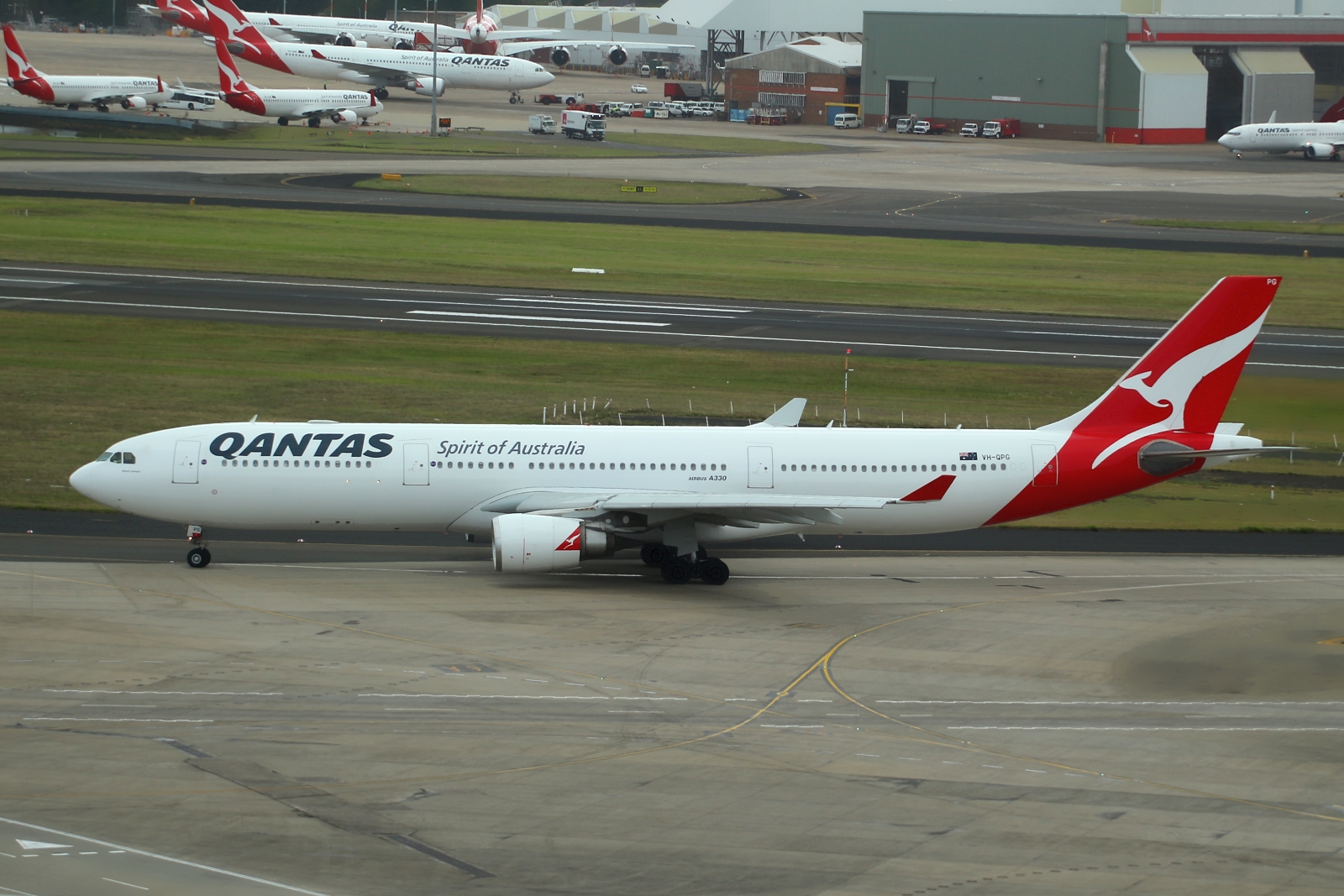 VH-QPG · Airbus A330-303 · (SYD / YSSY)