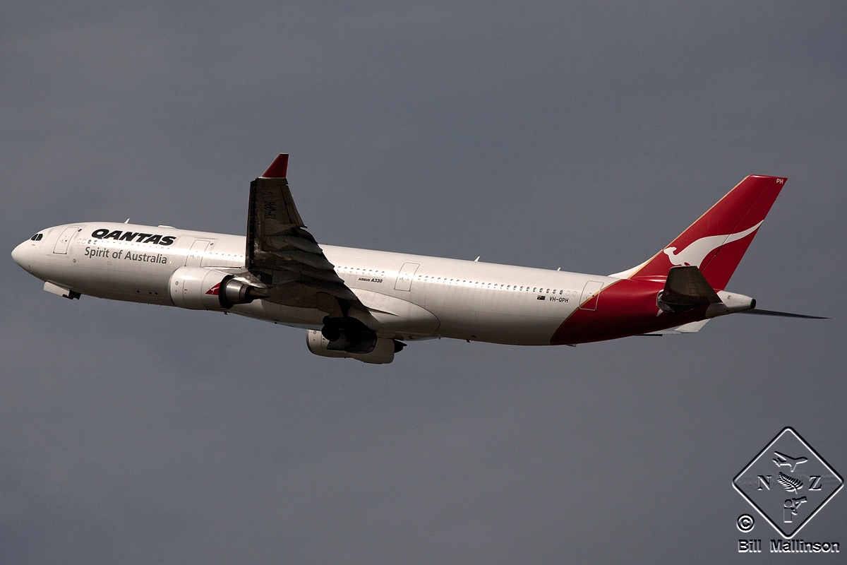VH-QPH (695) 2005 Airbus A330-303
