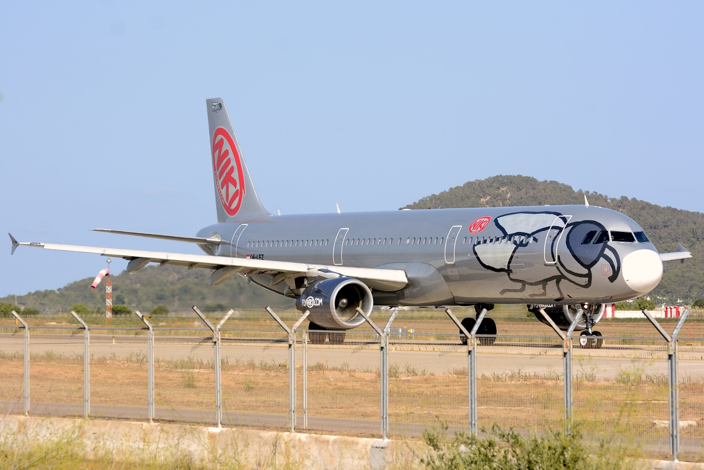 OE-LEZ · Airbus A321-211 · (IBZ / LEIB)