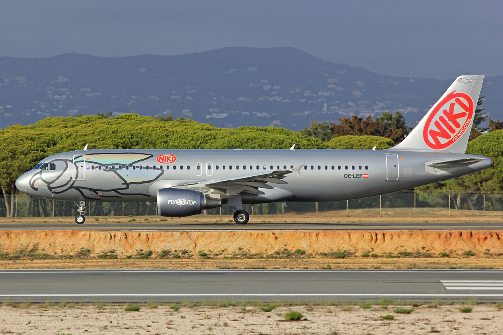 OE-LEF · Airbus A320-214 · (FAO / LPFR)