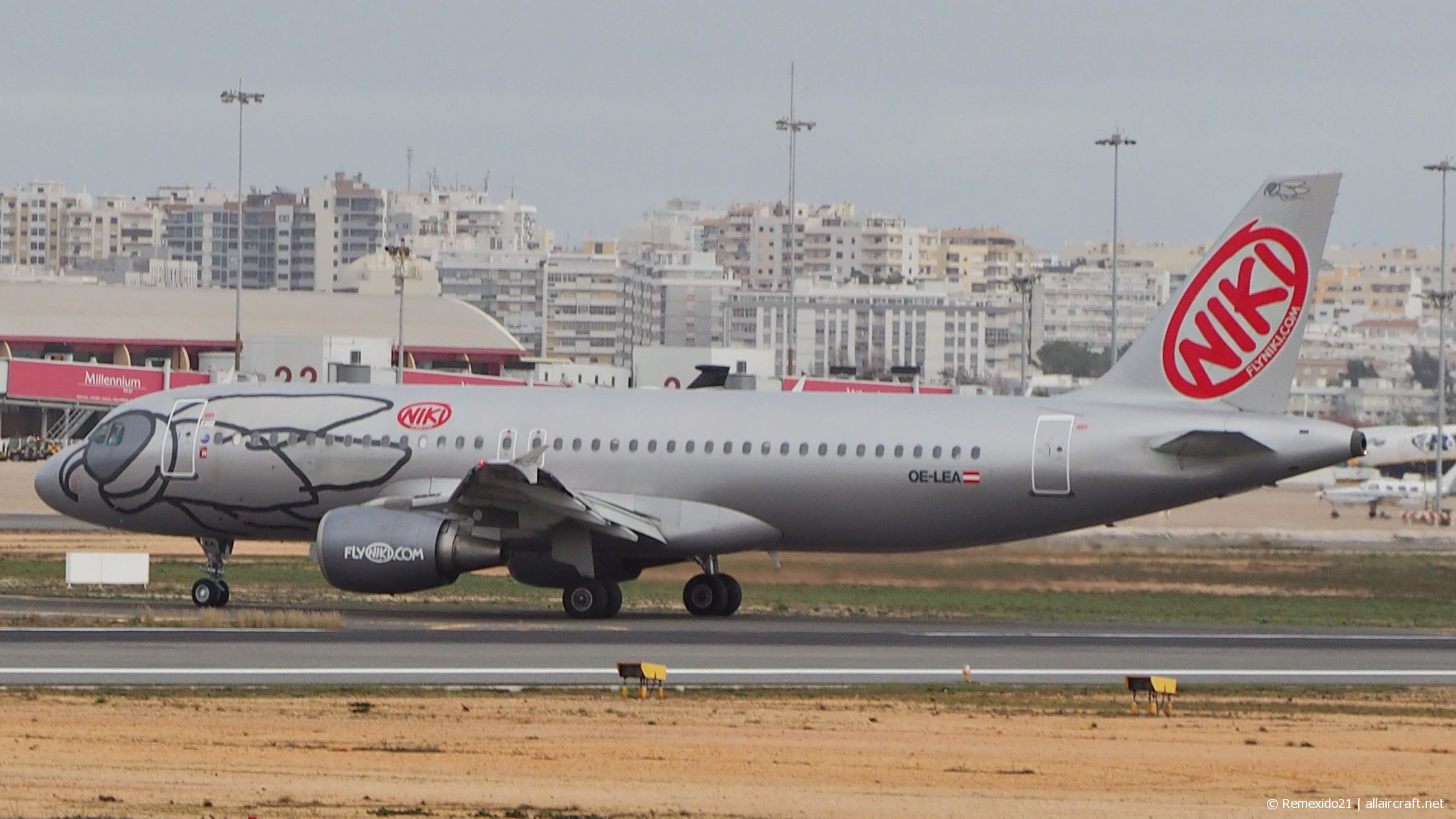 OE-LEA · Airbus A320-214 · (FAO / LPFR)