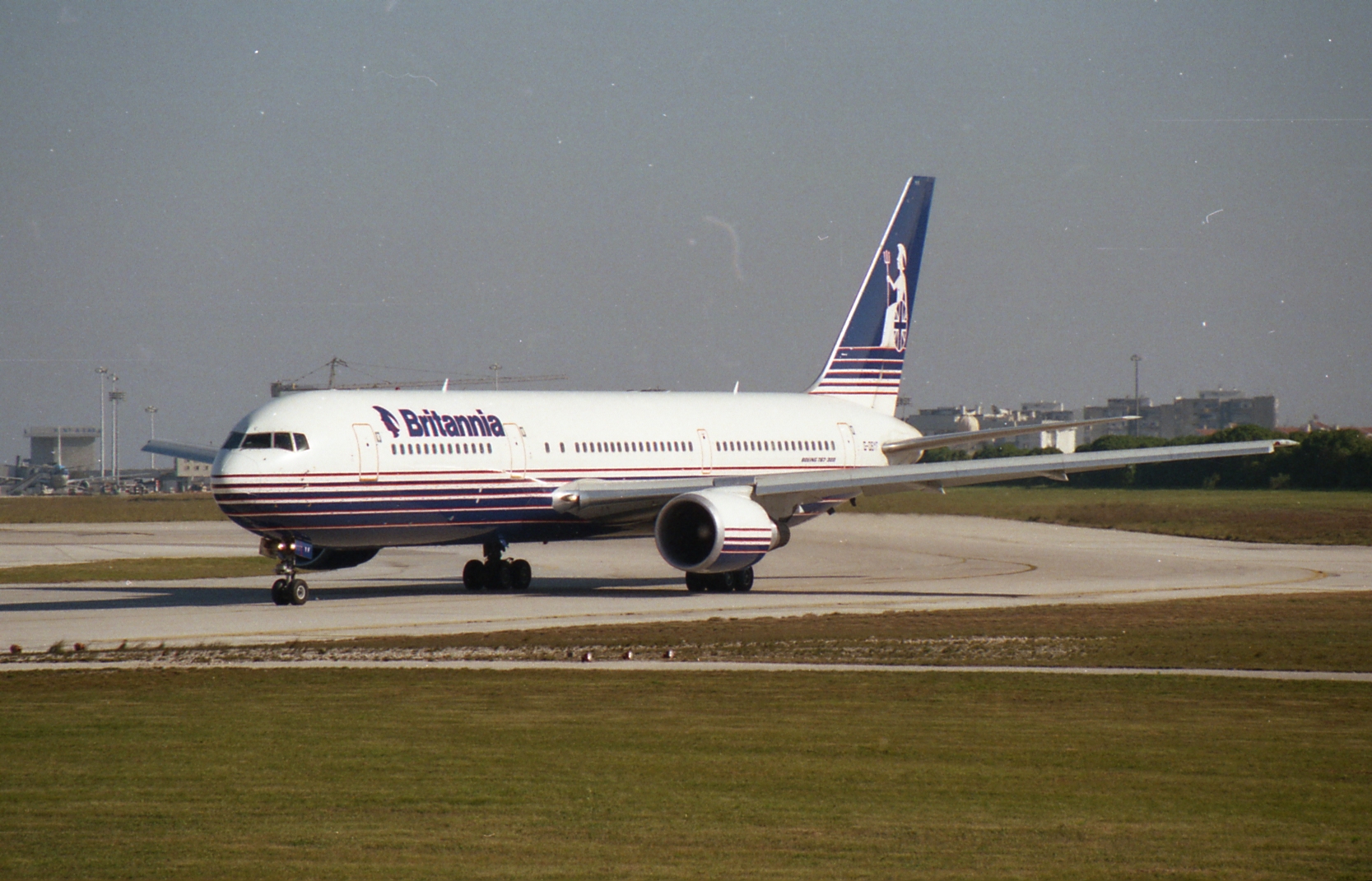 G-OBYF · Boeing 767-304/ER · (LIS / LPPT)