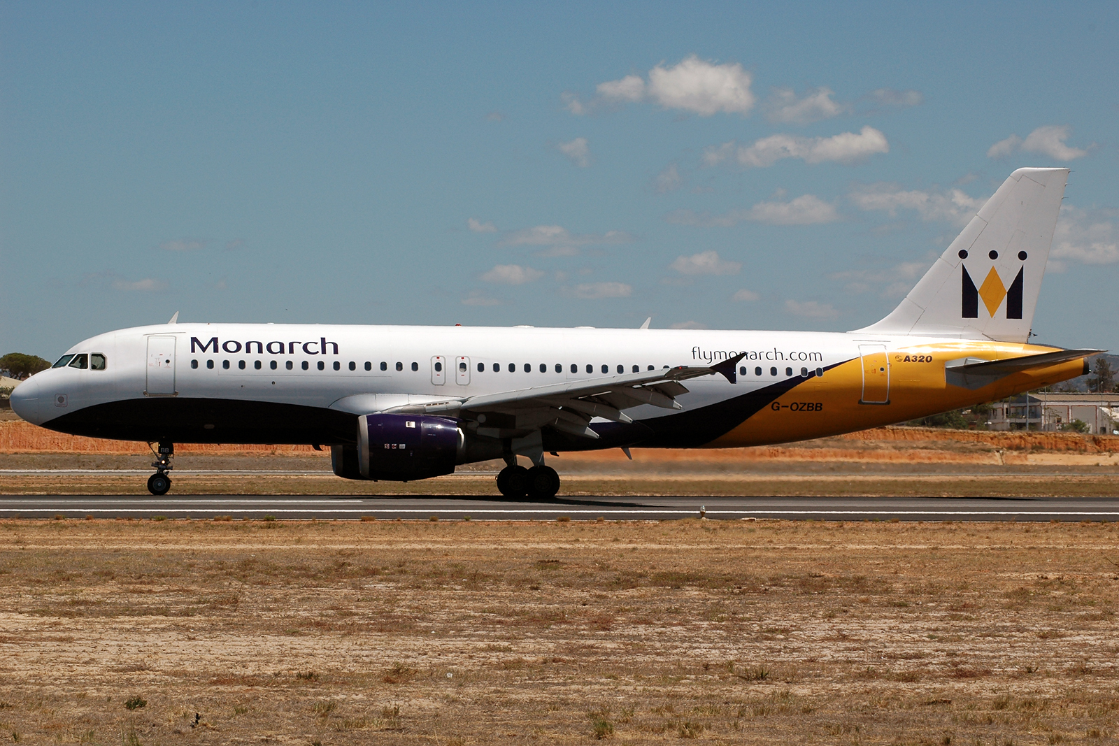 G-OZBB · Airbus A320-212 · (FAO / LPFR)