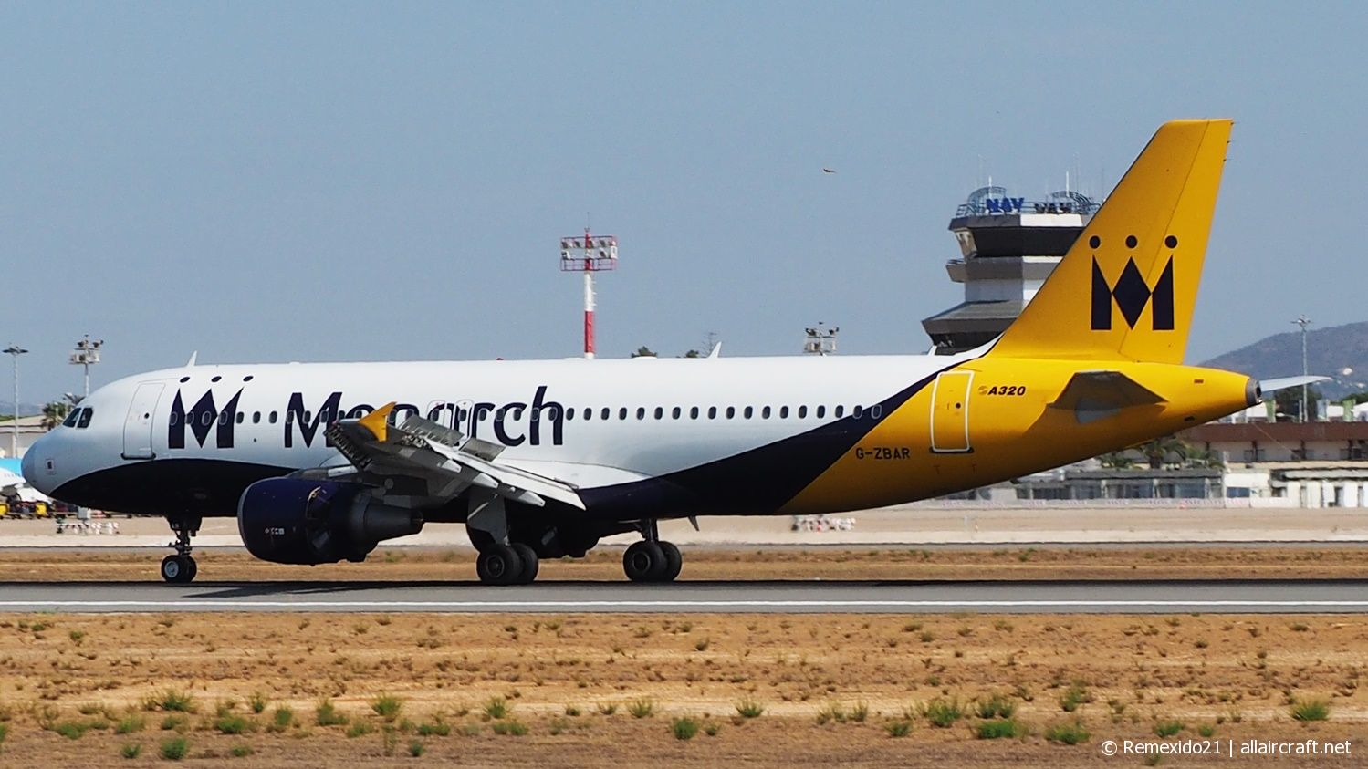 G-ZBAR · Airbus A320-214 · (FAO / LPFR)