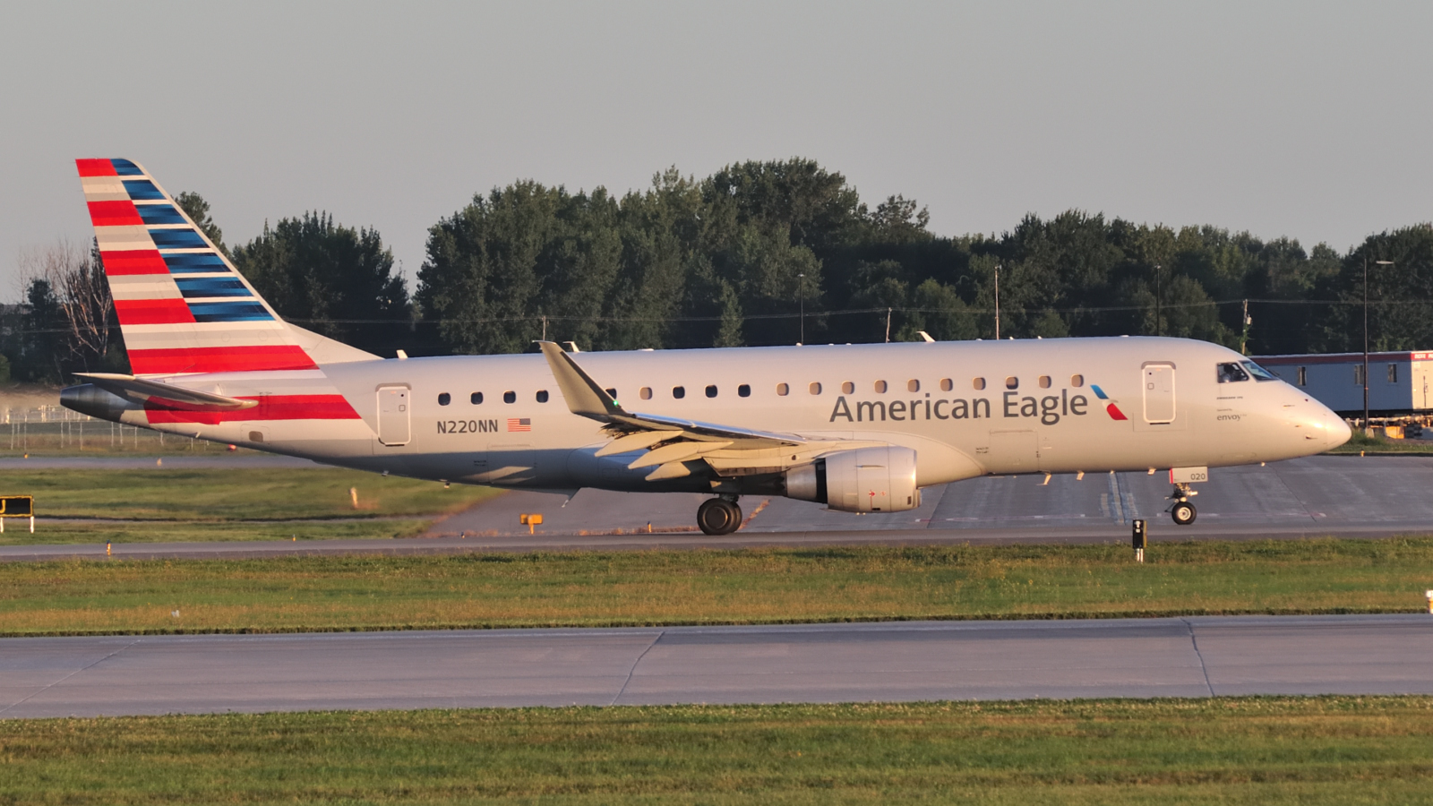 N220NN · Embraer 170-200LR · (YUL / CYUL)