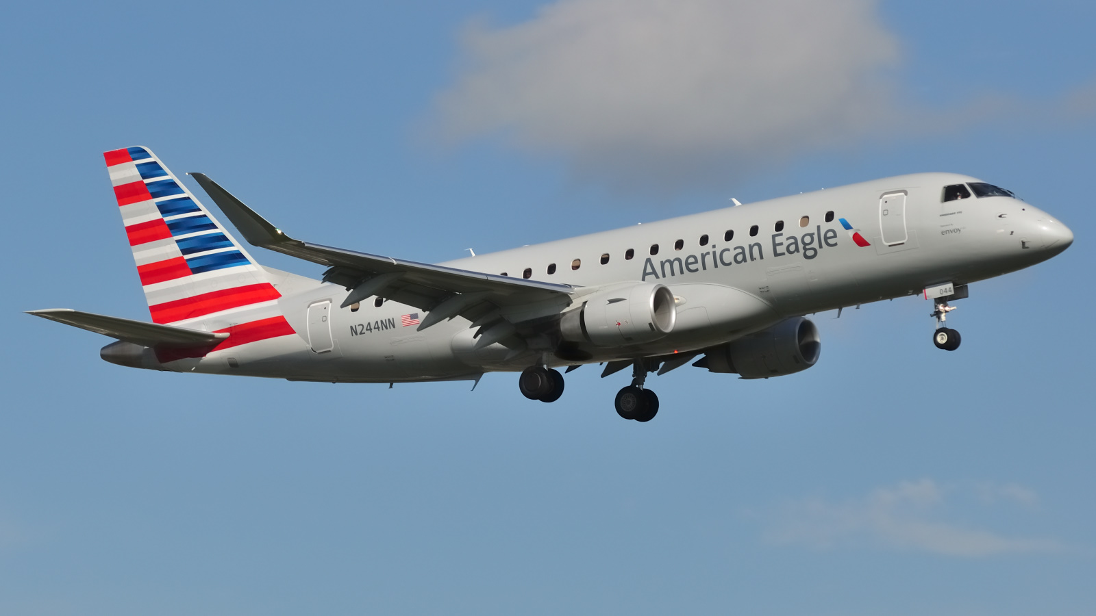N244NN · Embraer 170-200LR · (YUL / CYUL)