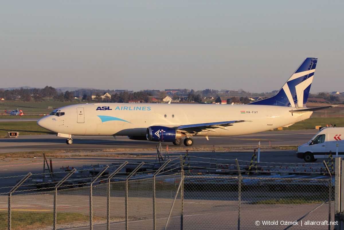 HA-FAY (25729) 1992 Boeing 737-429(SF)