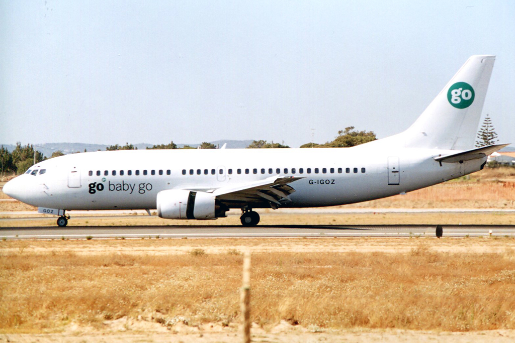 G-IGOZ (24699) 1990 Boeing 737-3Q8