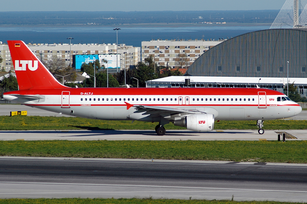 D-ALTJ · Airbus A320-214 · (LIS / LPPT)