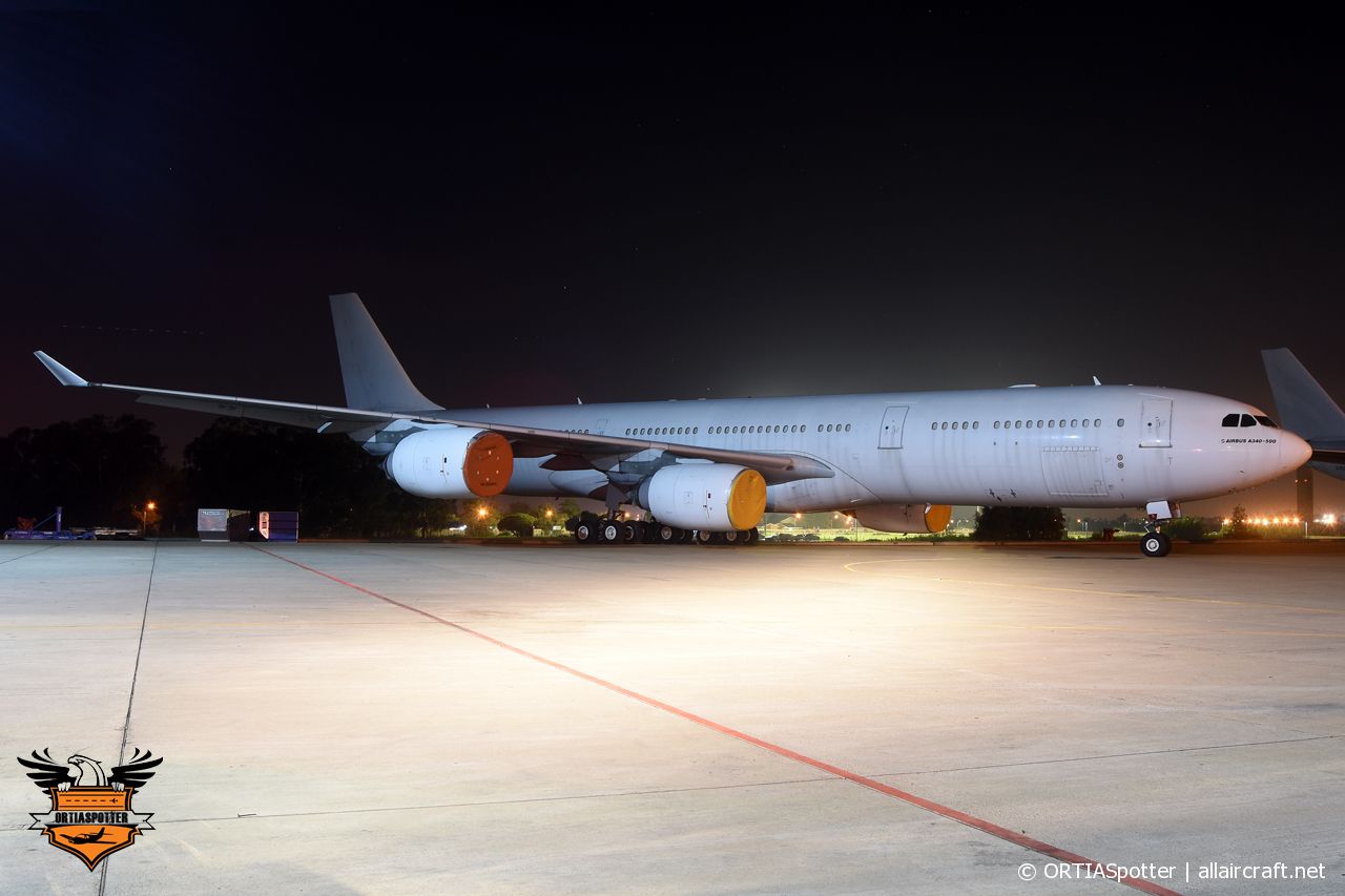 2-RLAW (611) 2004 Airbus A340-541