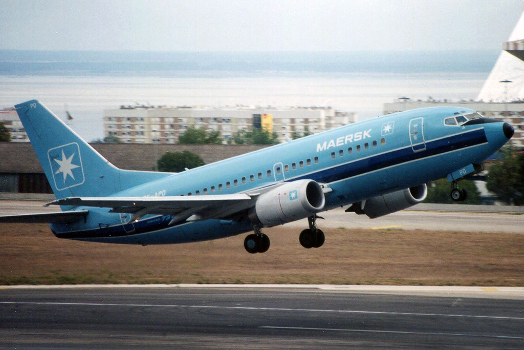 OY-APD · Boeing 737-5L9 · (LIS / LPPT)