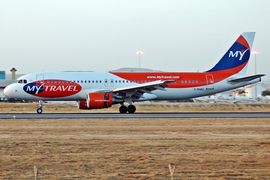 G-DHRG (1942) 2003 Airbus A320-214