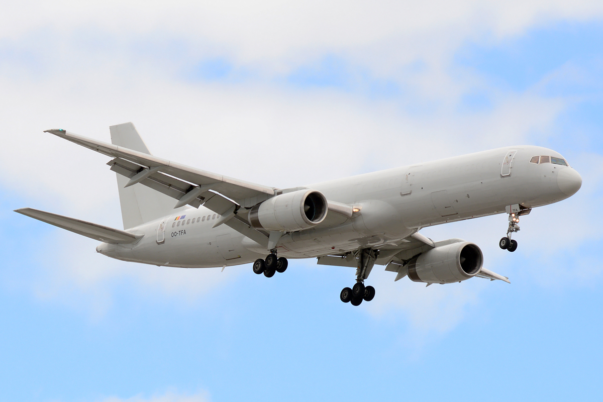 OO-TFA (25622) 1993 Boeing 757-28A(C)