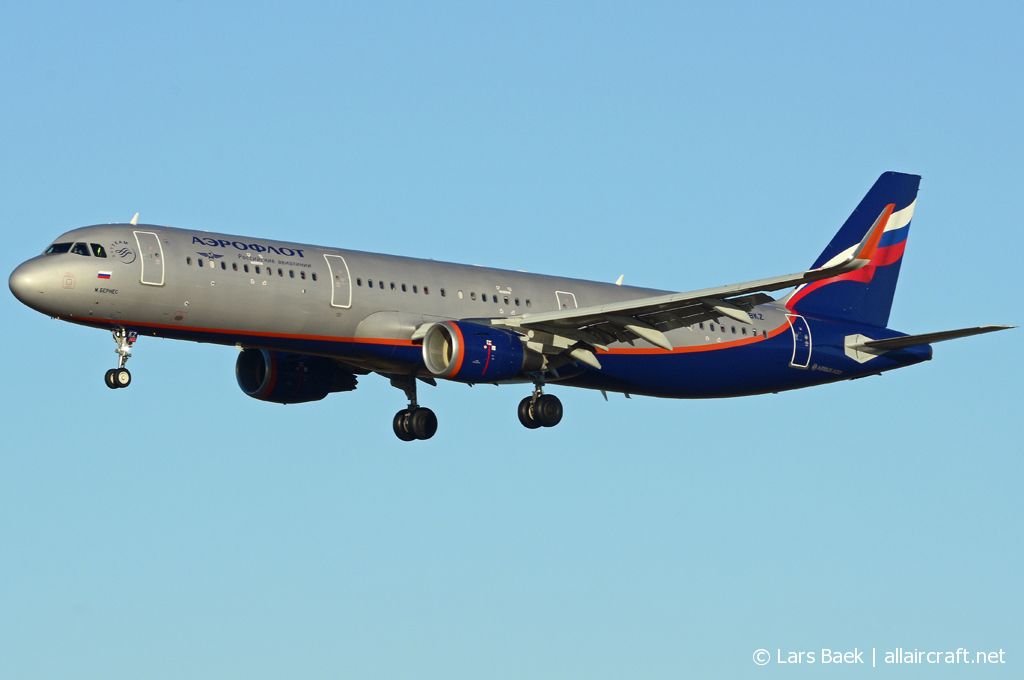 VP-BKZ  (cn 8205) Airbus A321-211