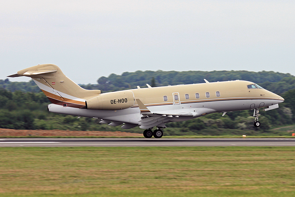OE-HOO · Bombardier BD-100-1A10 Challenger 300 · (LTN / EGGW)