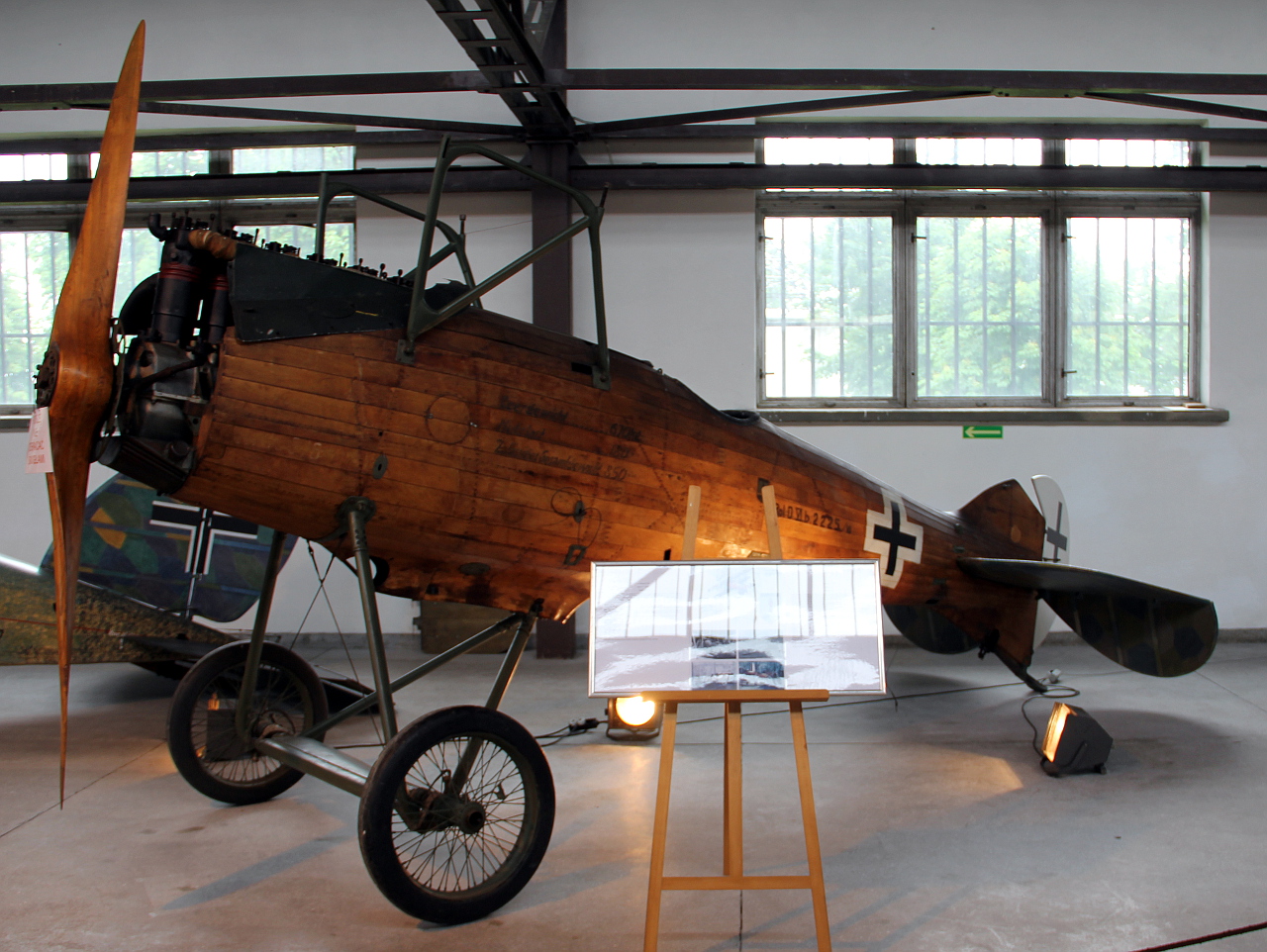 2225 · L.F.G Roland D VIb · -