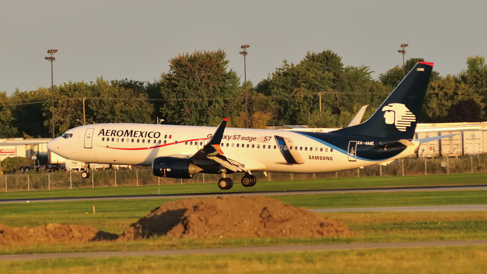 XA-AME · Boeing 737-852(WL) · (YUL / CYUL)