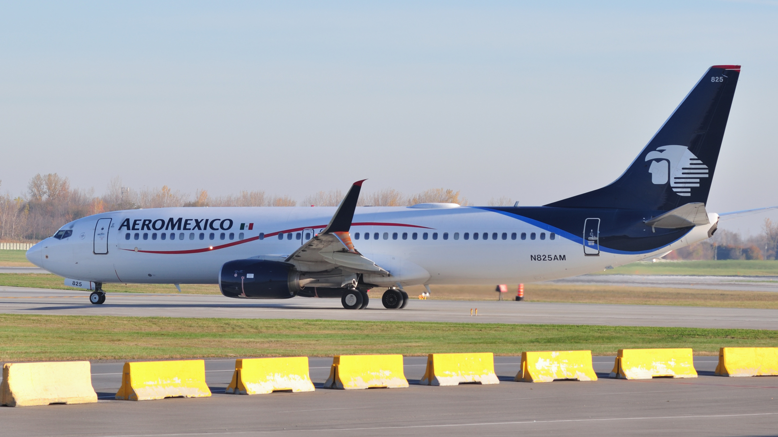 N825AM · Boeing 737-852 · (YUL / CYUL)