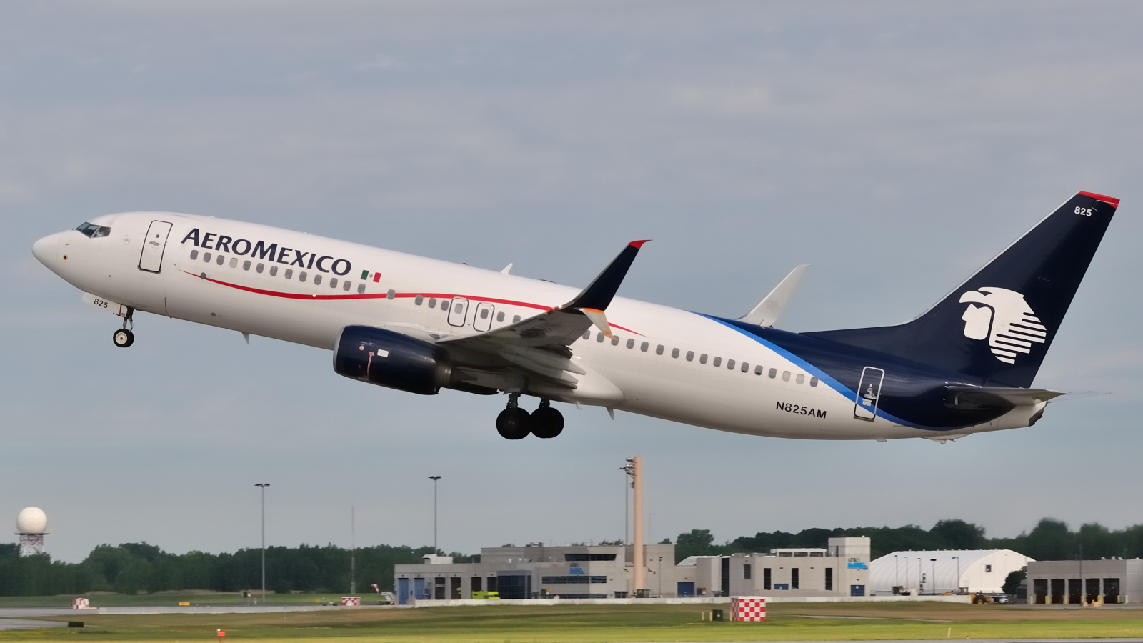 N825AM · Boeing 737-852 · (YUL / CYUL)