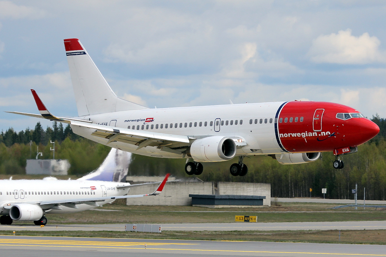 LN-KHA · Boeing 737-31S(WL) · (OSL / ENGM)