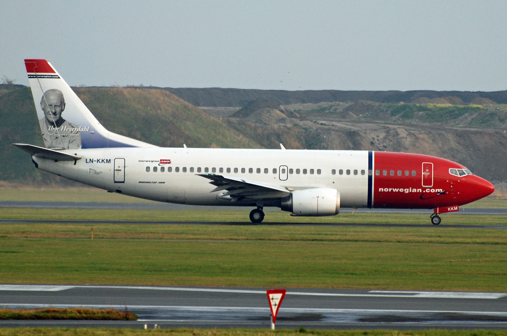 LN-KKM (24676) 1990 Boeing 737-3Y0