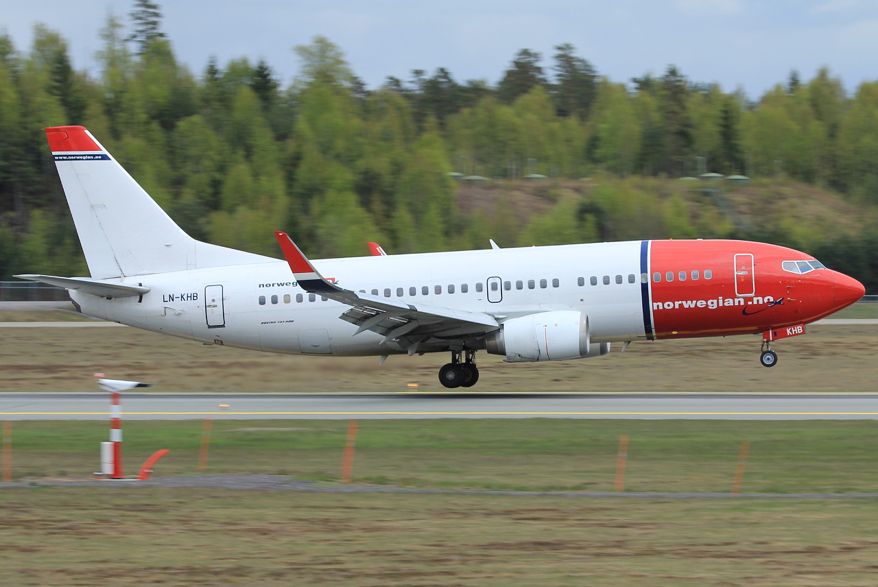 LN-KHB · Boeing 737-31S(WL) · (OSL / ENGM)
