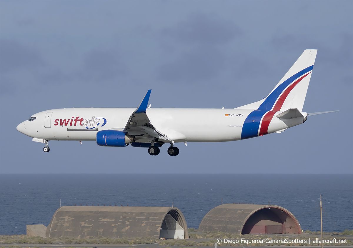 EC-NXX (34015) 2004 Boeing 737-8FE(BCF)(WL)