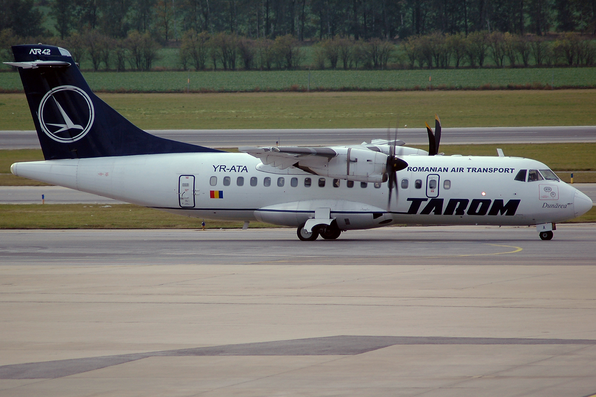 YR-ATA · ATR-42-500 · (VIE / LOWW)