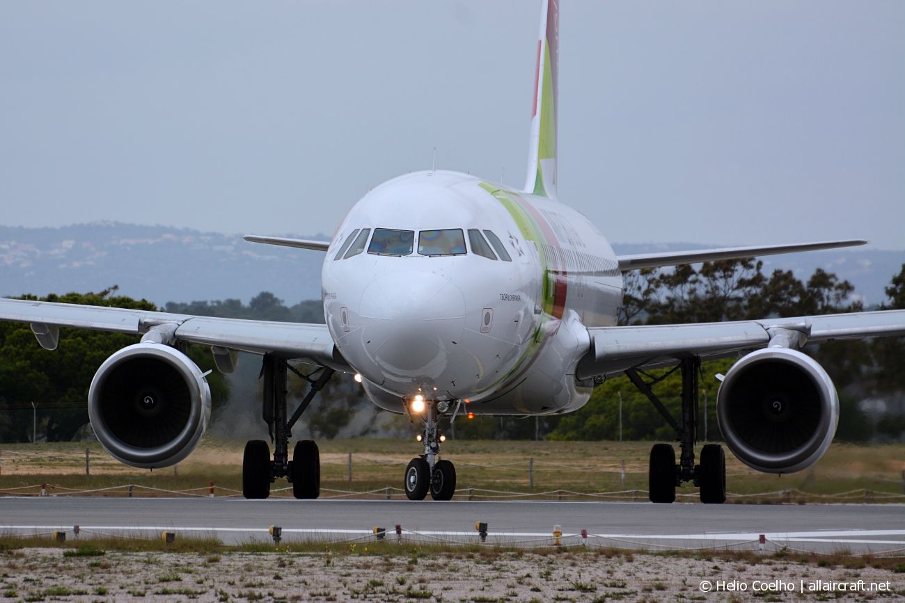 CS-TNK · Airbus A320-214 · (FAO / LPFR)
