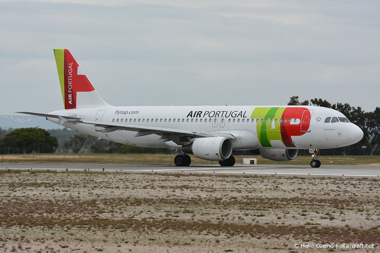 CS-TNK · Airbus A320-214 · (FAO / LPFR)