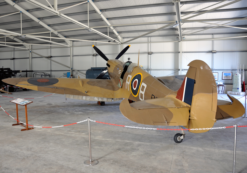 EN199 / R-B · Supermarine 361 Spitfire F9 · -