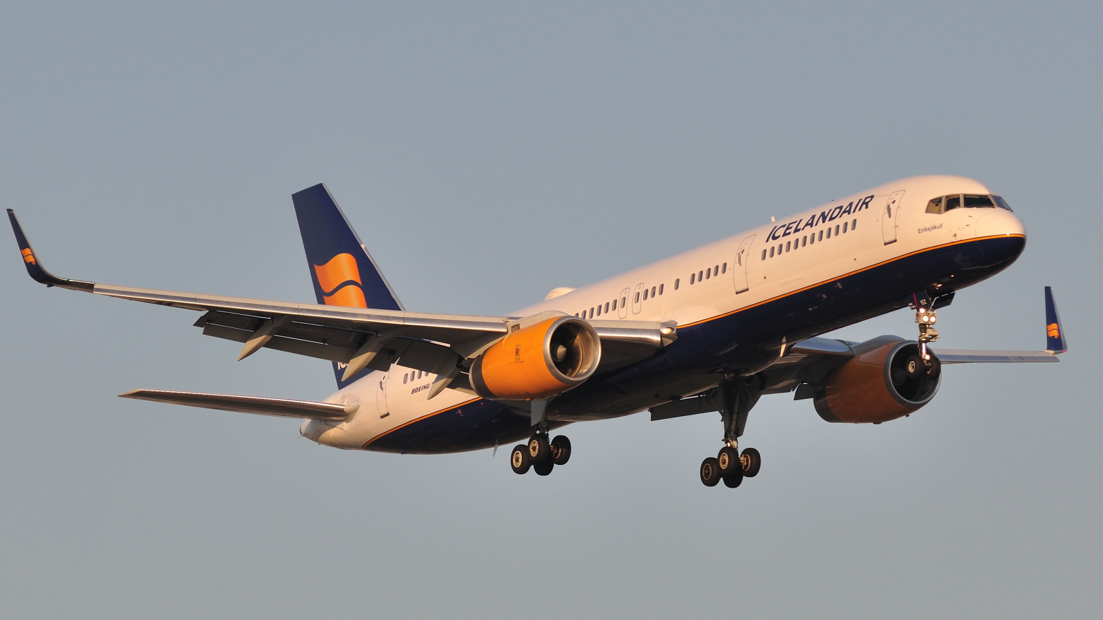 TF-ISZ · Boeing 757-223(WL) · (YUL / CYUL)