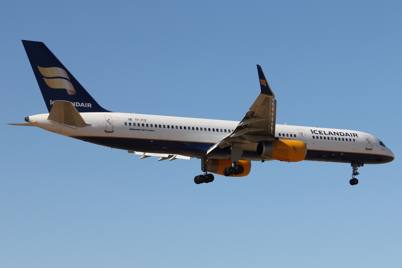 TF-FIZ (30052) 2000 Boeing 757-256(WL)